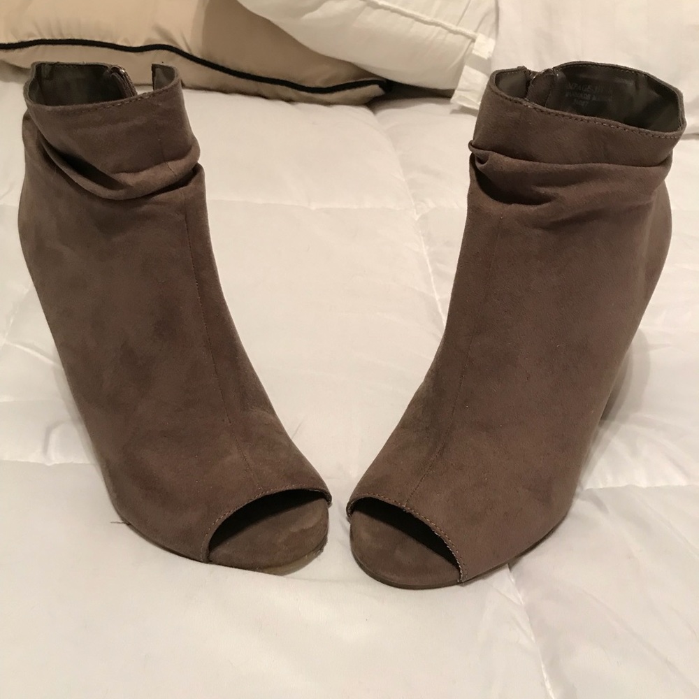 Peep toe, block heel, slouch bootie 🔥